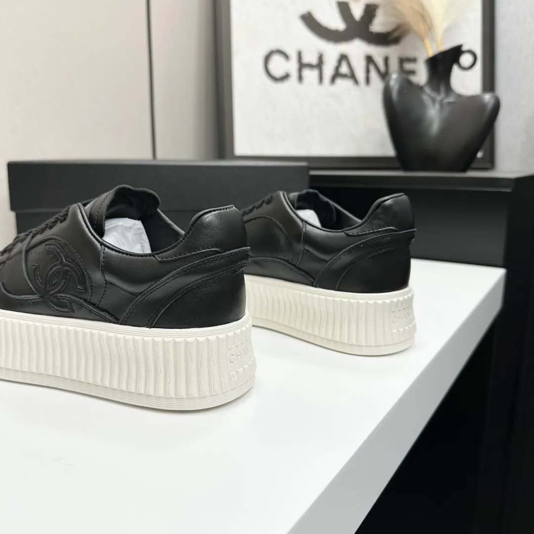 👟👟Ex-factory price 560👟👟Chanel Panda Shoes! 2025 counter's top casual sports shoes. This classic design; the upper is electro-embroidered with a variety of techniques; the outsole is fashionable and sporty; the unusual inclusion of a variety of color matching elements... The diversified mix and match is very good-looking and versatile, and can be used for leisure, fashion, sports, and outdoor... ꫛꫀꪝ Go➫ Materials: ❶Upper made of: original imported first-layer silk cowhide + original waterproof cloth + original first-layer cowhide ❷Inner lining: Breathable mesh ❸ Outsole based on: original TPU combination outsole, full set of boutique packaging for women 35–41